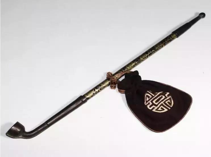 烟斗只能用来抽烟？孤陋寡闻了，烟斗真的可以杀敌