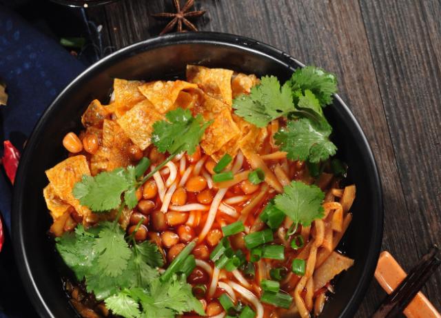 开一家螺蛳粉店一年能赚多少钱,学校螺蛳粉利润能到多少