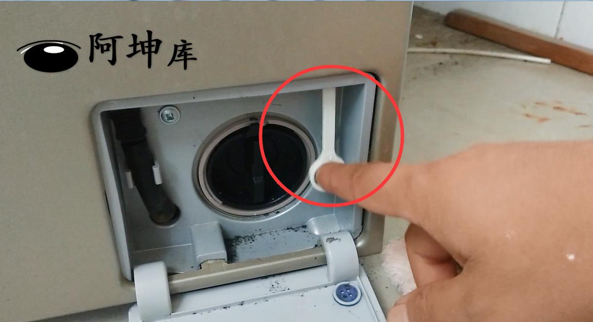 清洗洗衣机时可以打开排污口吗,洗衣机内壁上的脏东西怎么清理