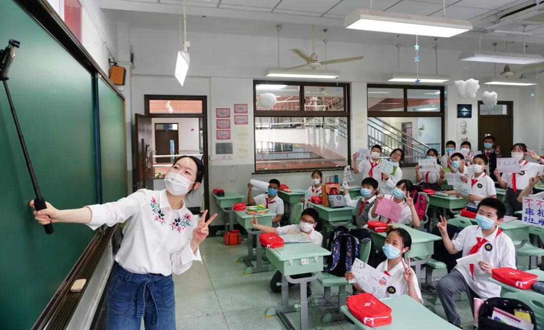 “嘿，我们开学啦！”今日返校师生自拍留念这一刻