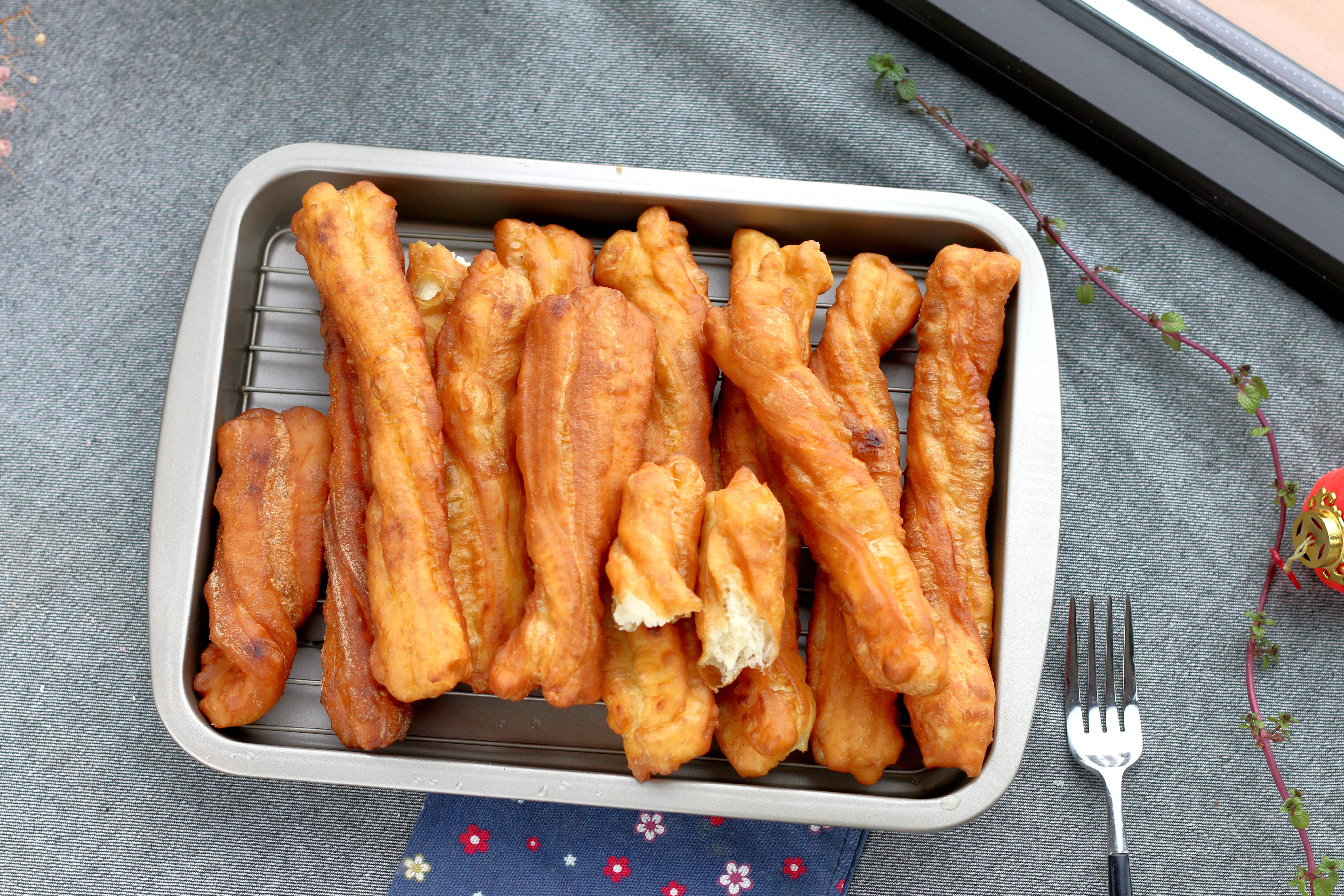 在家无聊做油饼,在家无聊学着做油条