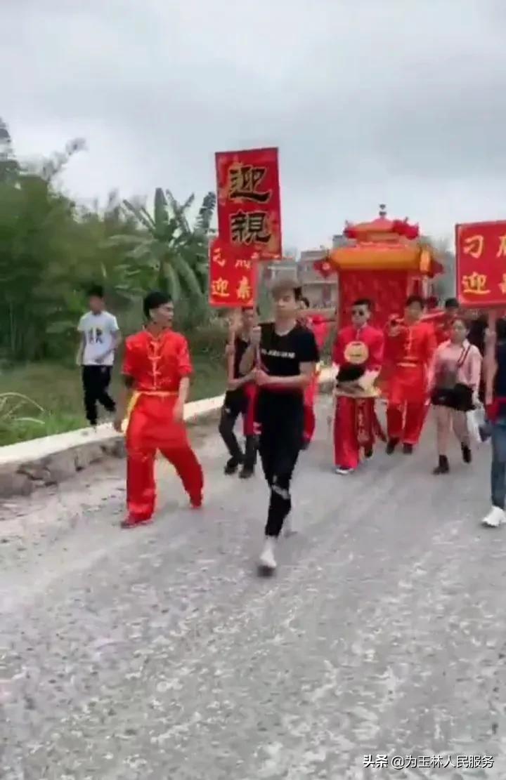玉林这些婚礼火了！他们骑摩托，坐共享，抬花轿来接新娘
