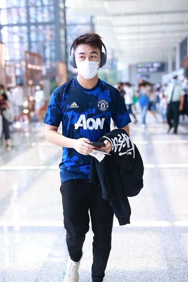 何猷君穿曼联球衣,何猷君帅气视频