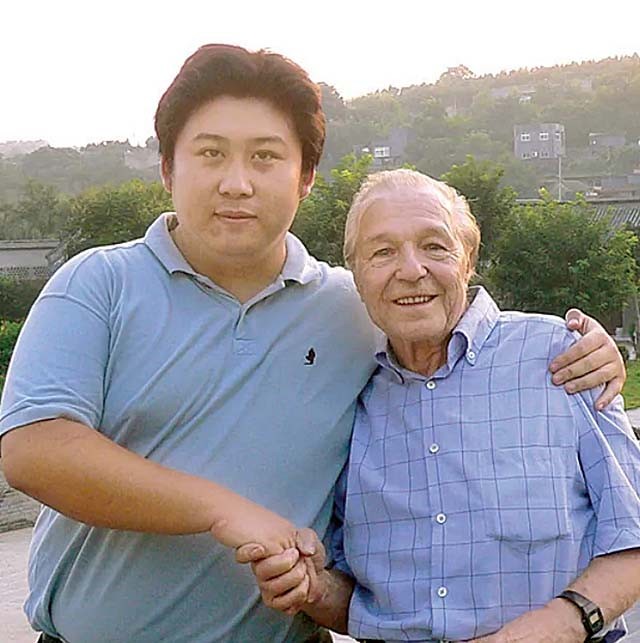 中国小伙报答瑞士房东，接他到中国赡养，老人去世：想长眠在中国