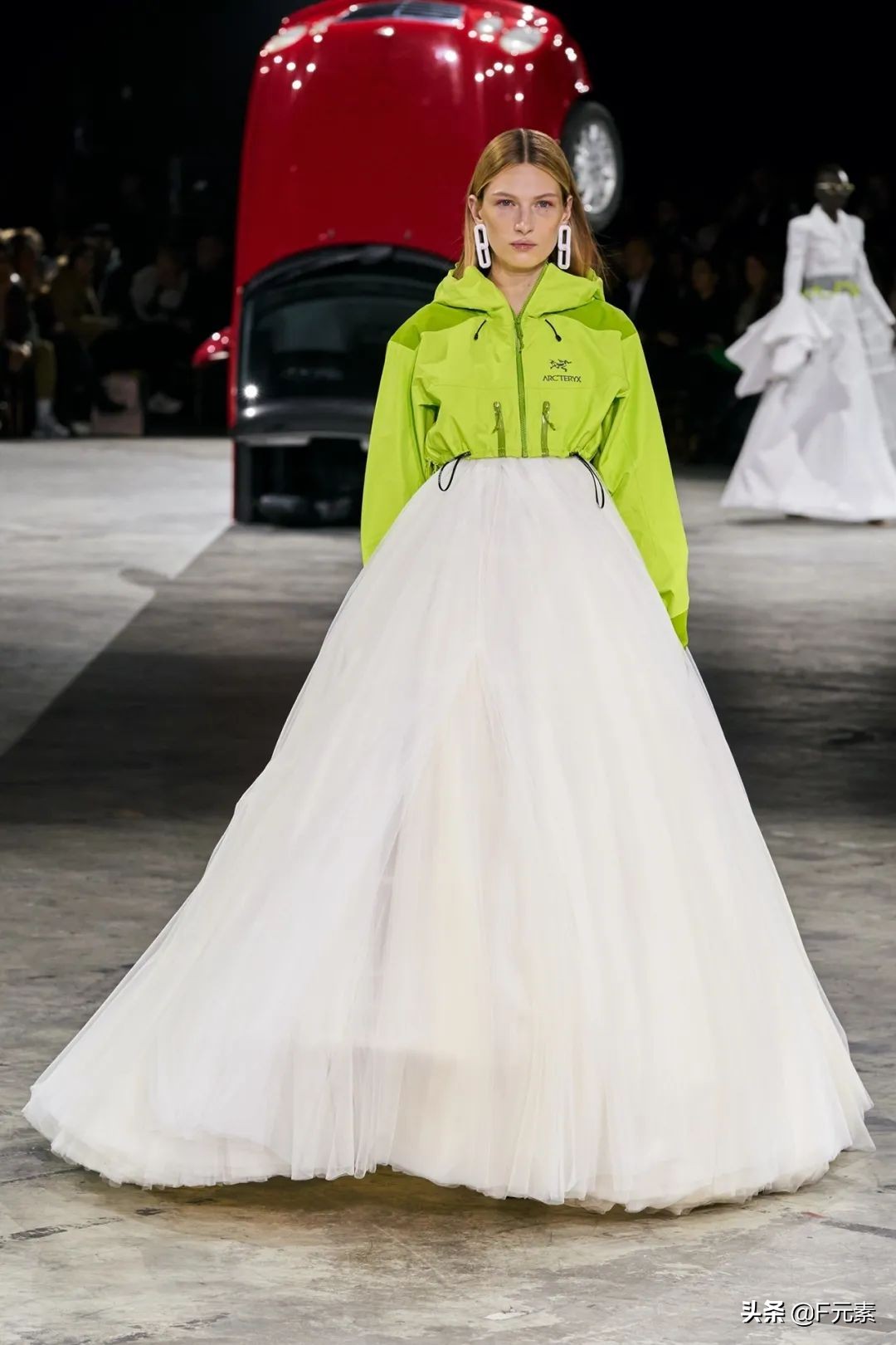 Off-White牵手“始祖鸟”,Hadid姐妹助阵,这场秀需要看一看