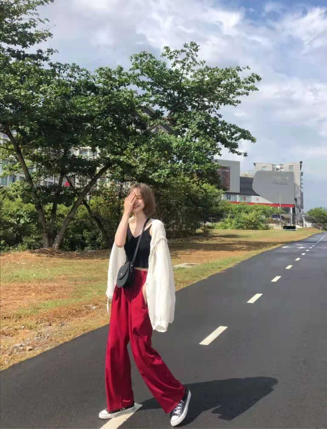 红色连体裤阔腿裤怎么搭配上衣,红色阔腿裤配什么颜色上衣好看