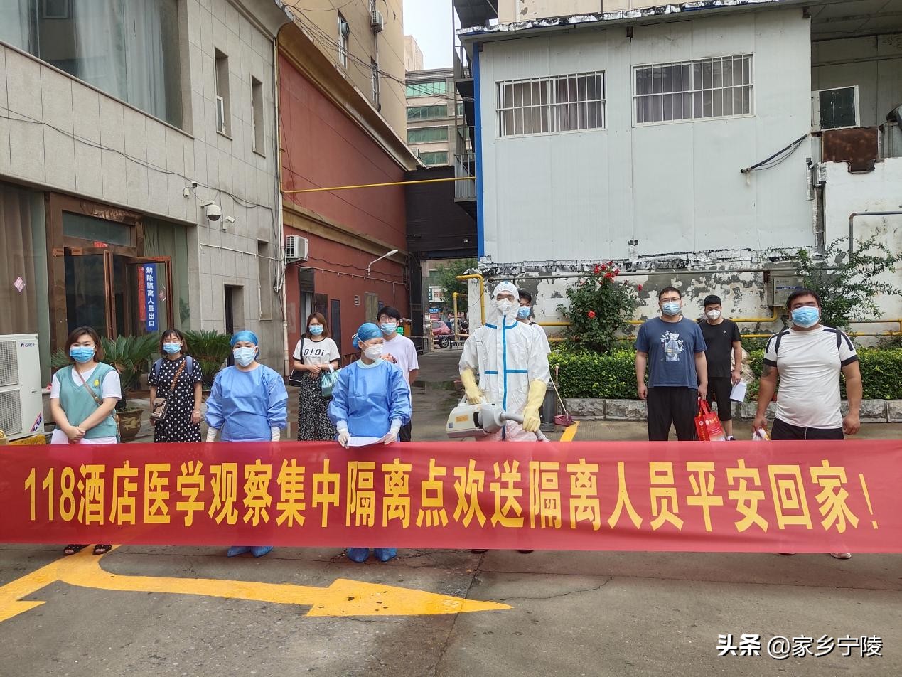 党旗在防疫卡点高高飘扬,党旗在疫情防控一线高高飘扬视频