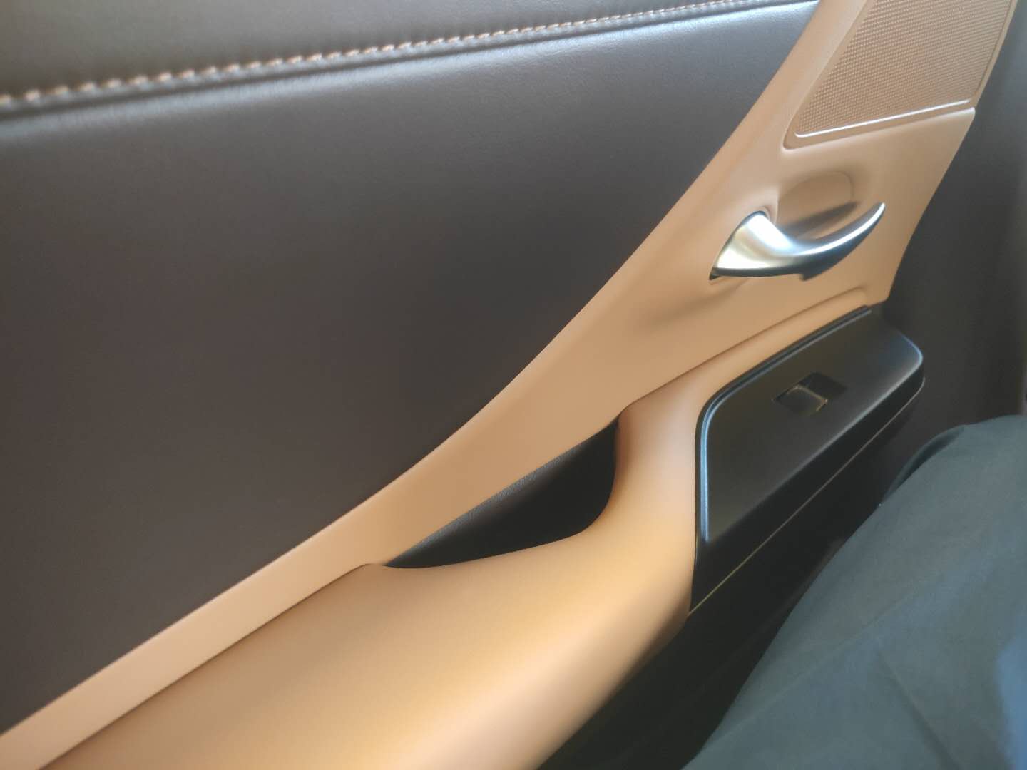 这才是豪车该有的样子,雷克萨斯es200可以做滴滴豪华车吗