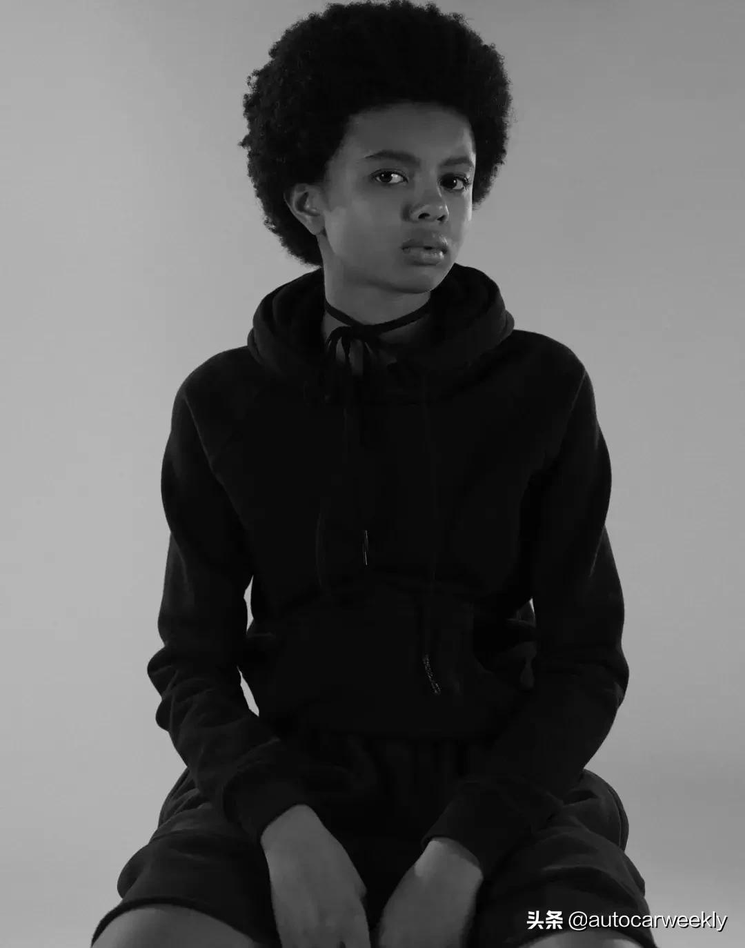 是时候穿卫衣骚起来了——瞧瞧张小龙