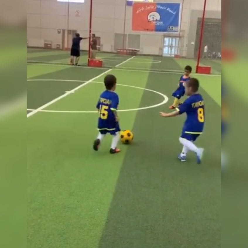 六岁足球过人,6岁中国男孩精通球星球技视频