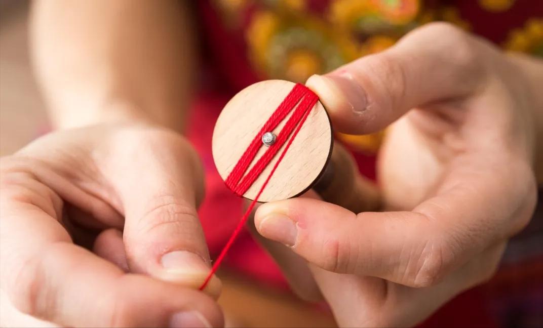 一个圆周边加一点装饰,用彩线做简单的小装饰