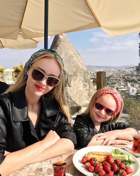 外国靓妈用纸皮、胶袋还原明星红地毡晚装！