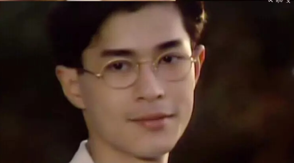 看了香港演员戴眼镜，突然明白了什么叫斯文败类