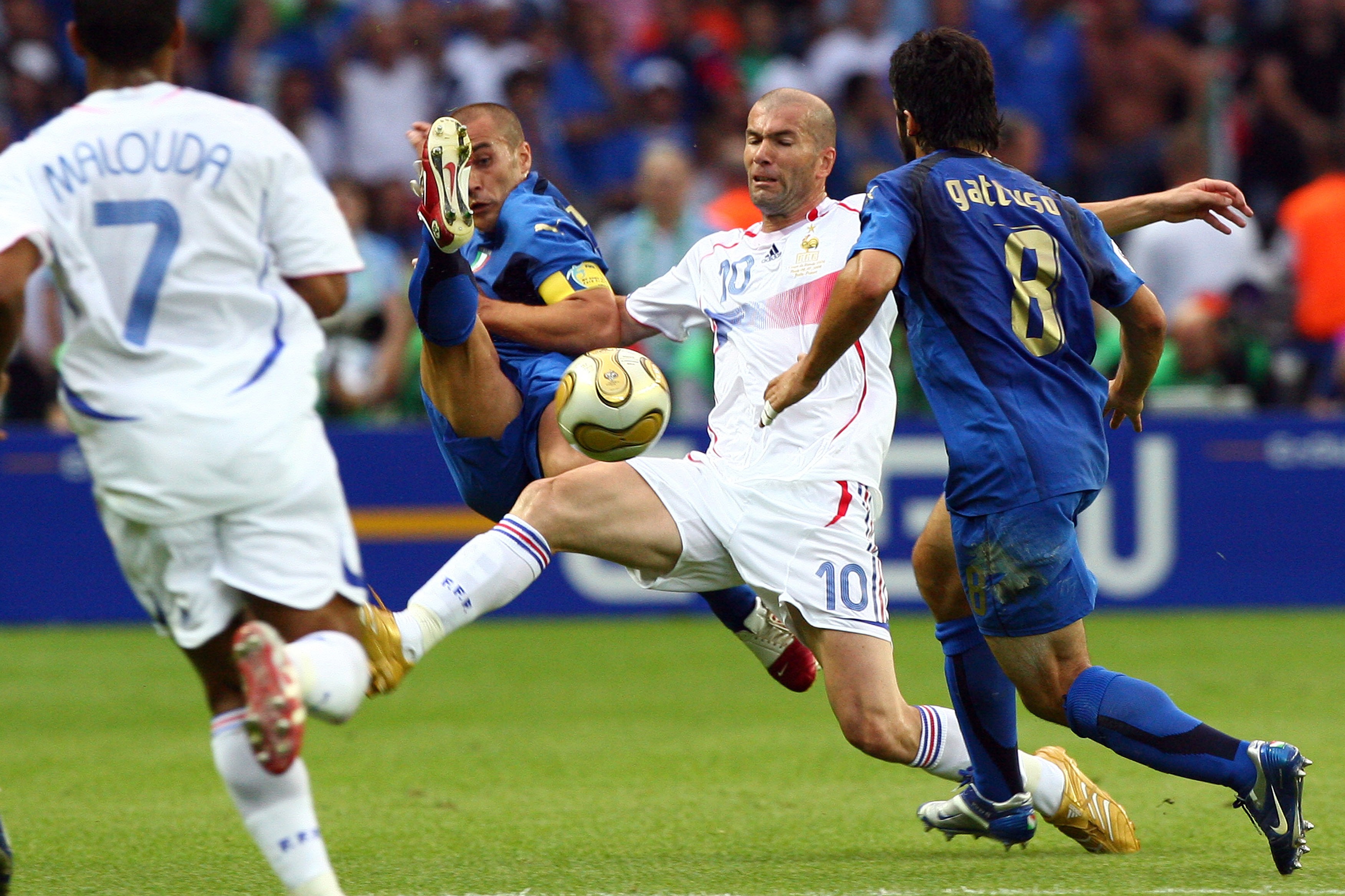 他曾是世界上最贵的门将,他曾被誉为中国最好的足球运动员