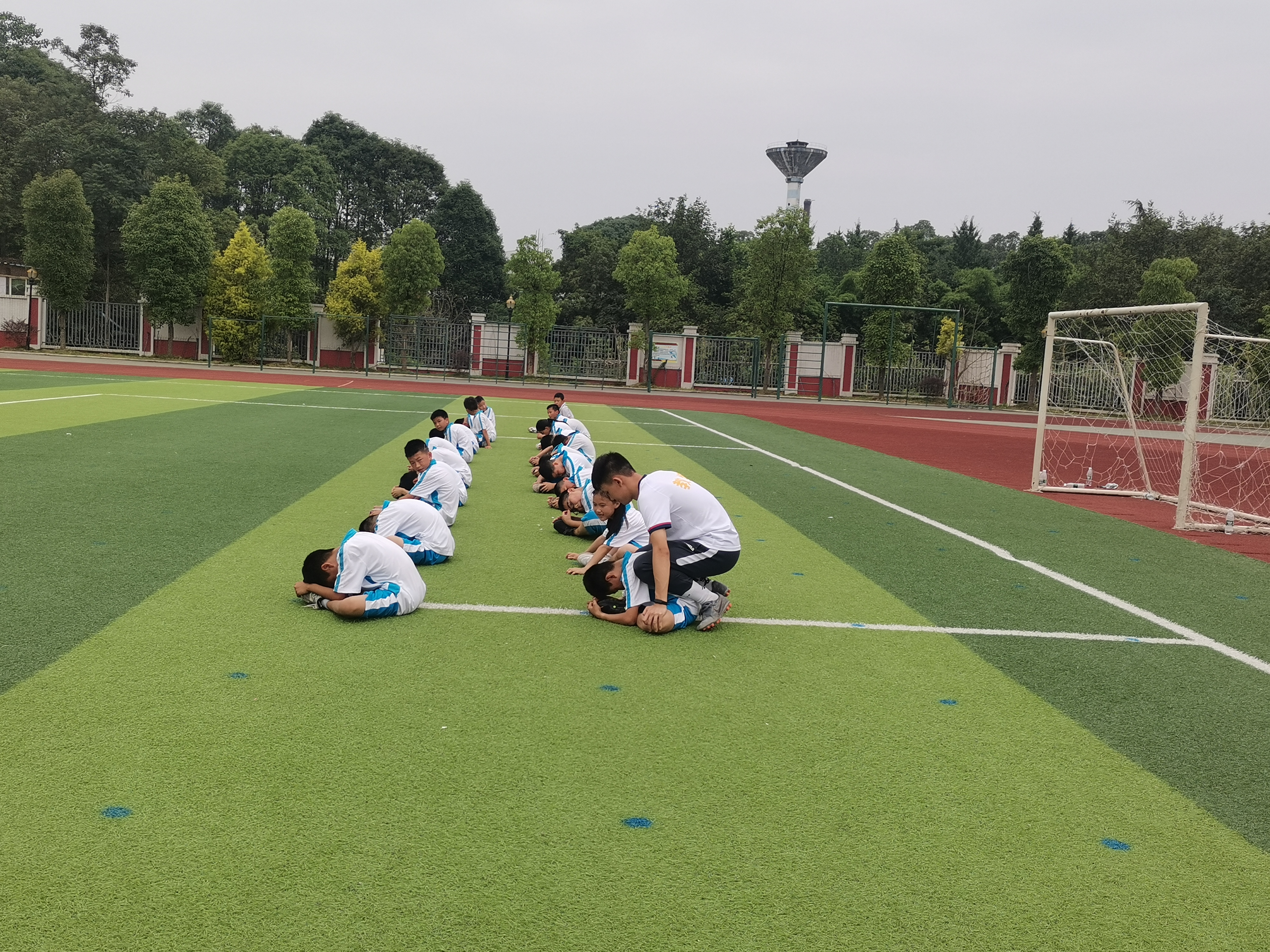 足球公益课走进简阳市新市小学