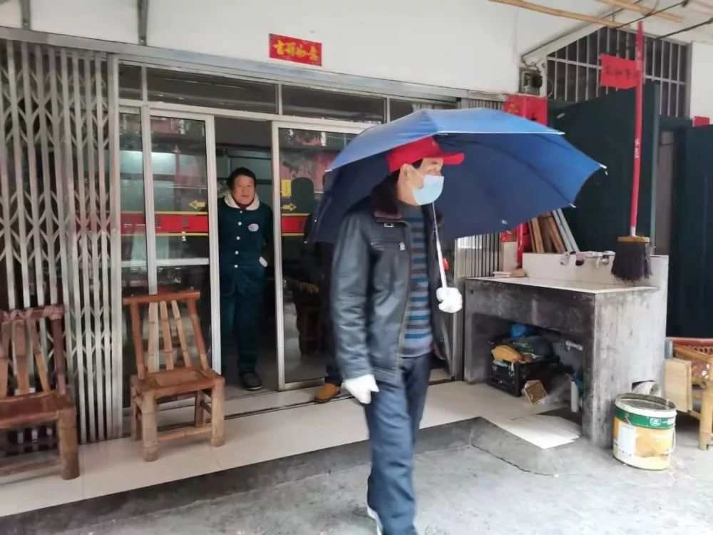 抗疫一线*党**旗红——*党**群一心“社区是堡垒,家家都参战”