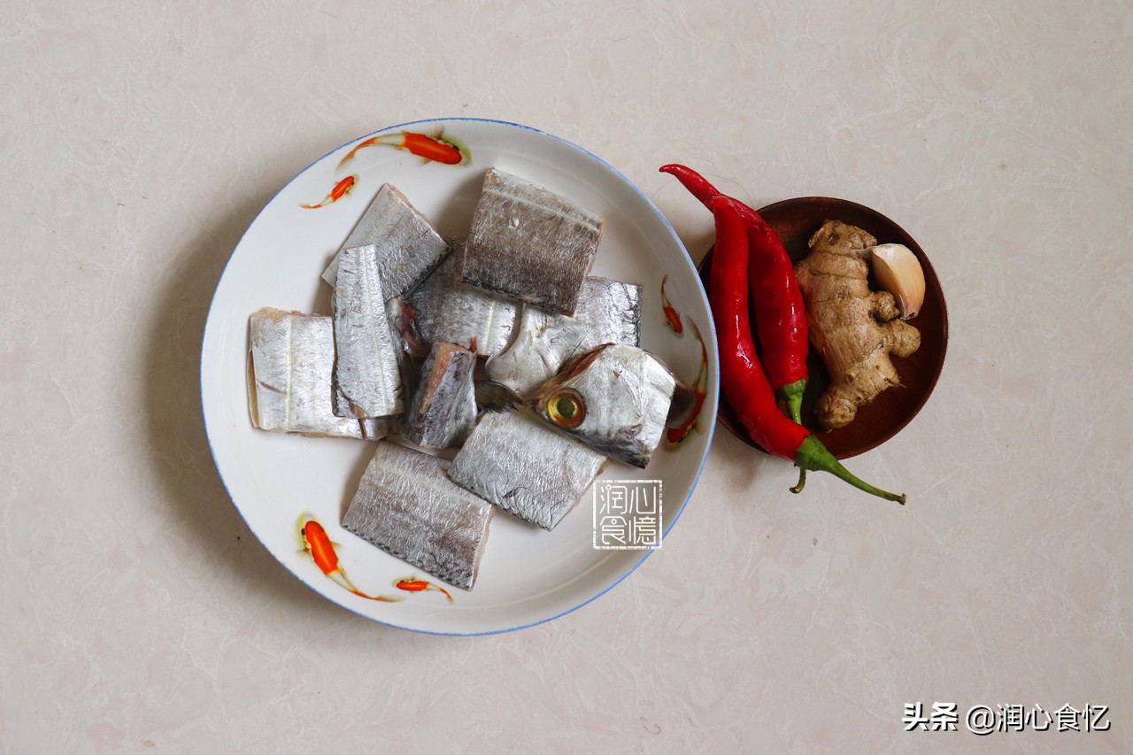 裹上面粉煎带鱼不粘锅不破皮,煎带鱼吃怎么样才能让带鱼不粘锅