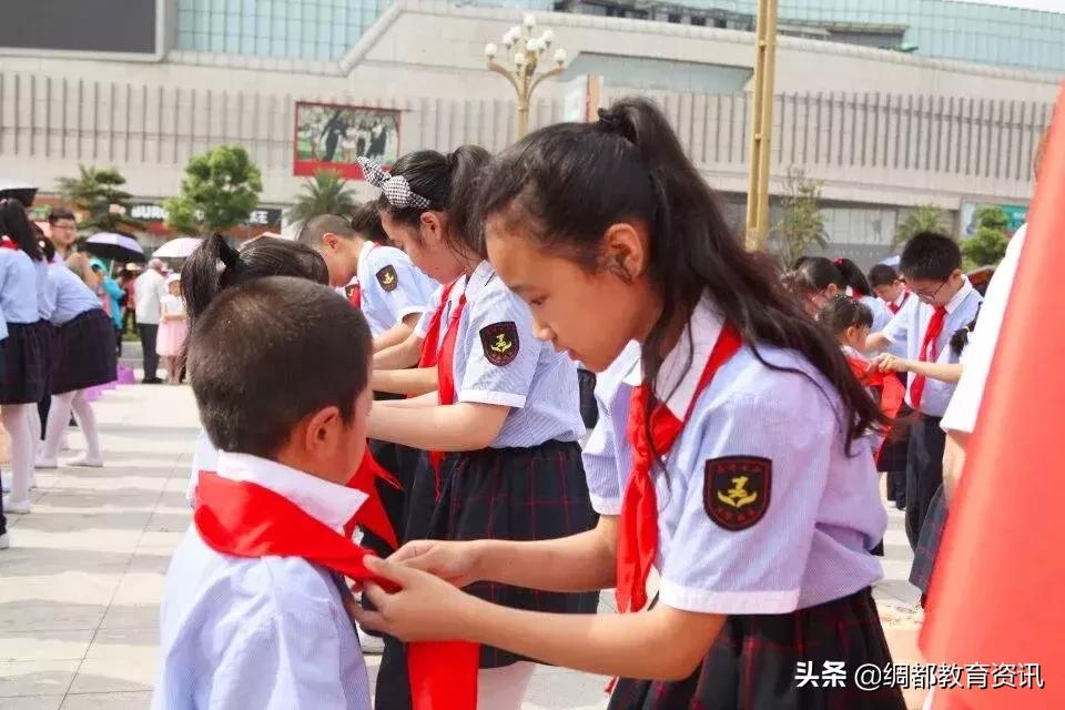 四川南充：高坪七小举行新生入队仪式暨大美南充主题长卷绘画活动