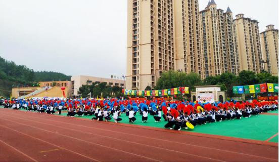 披着五彩盛装，唱响我的祖国，天府师大一中运动会，燃了