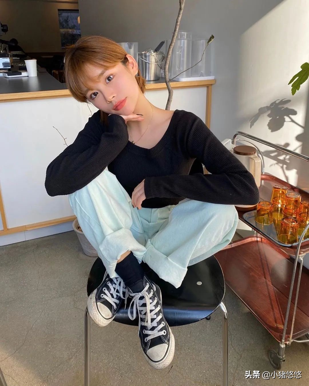 连帽卫衣白色帆布鞋高级穿搭,绿色卫衣配帆布鞋还是老爹鞋