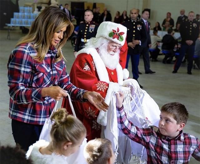 梅拉尼娅终于不穿靴子瘦裤！运动裤帆布鞋更减龄，搭飞行服潮翻了