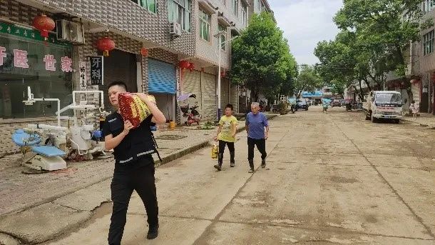 无惧风雪严寒坚守战役一线,不惧风雨救援