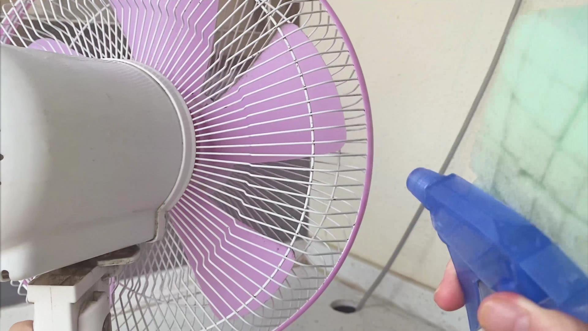 风扇上灰怎么清理,为什么电风扇的扇叶上容易积累灰