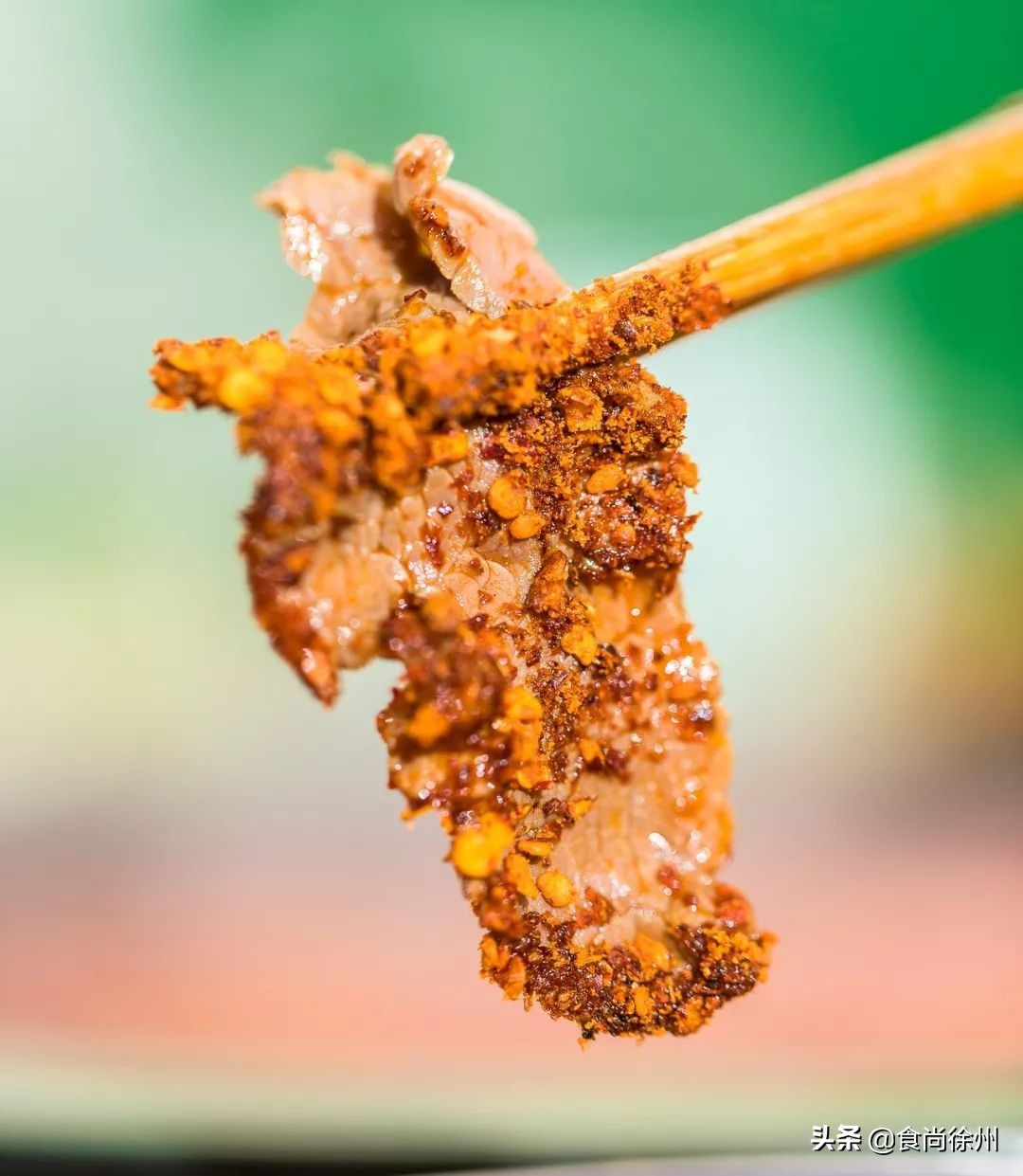 徐州闹市一角，还原了80年代的市井范儿！笸箩上菜，98元吃17样！