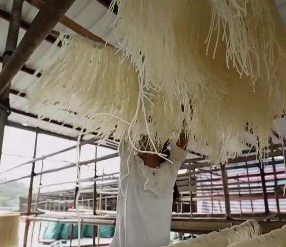 螺狮粉狂热分子：“臭”名远扬的螺狮粉，为何能让*欲人**罢不能