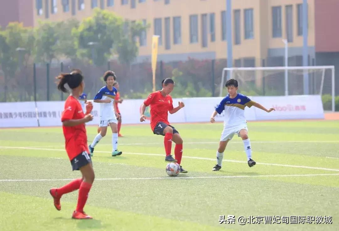 酷暑炎夏也挡不住球友打球的决心,足球绿茵场上的激情与梦想