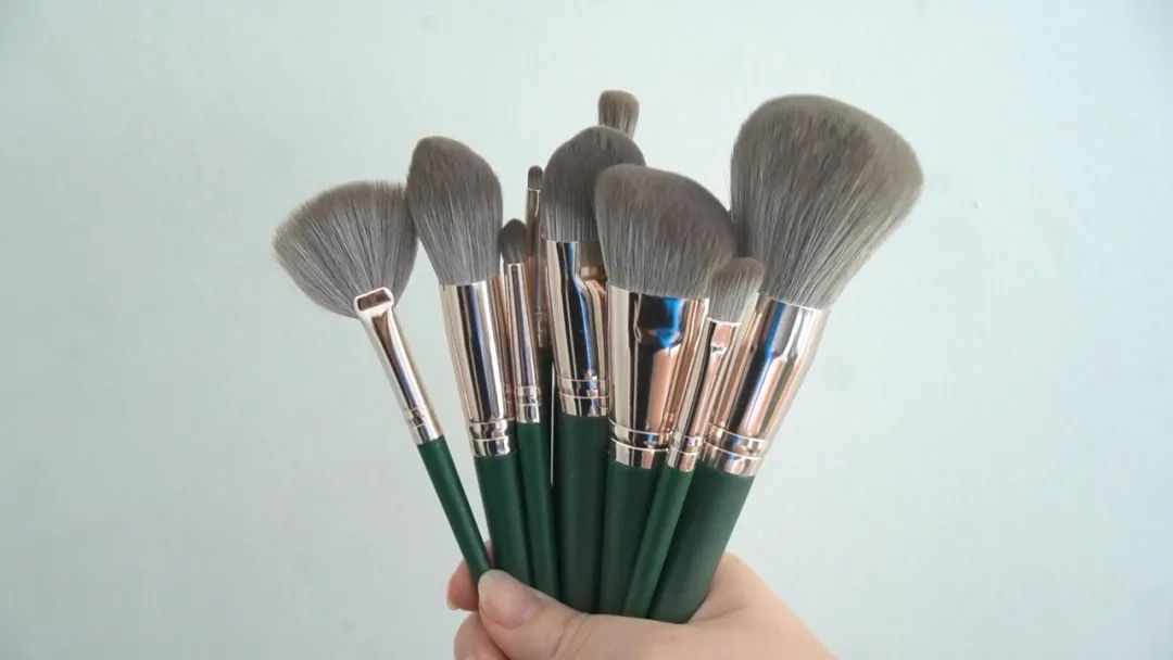 我终于找到比美妆蛋省粉100倍的宝藏刷子