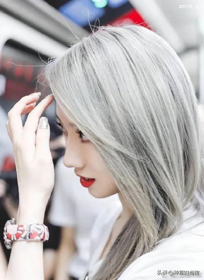 别再烫羊毛卷了！今夏“奶茶发”火了，超洋气