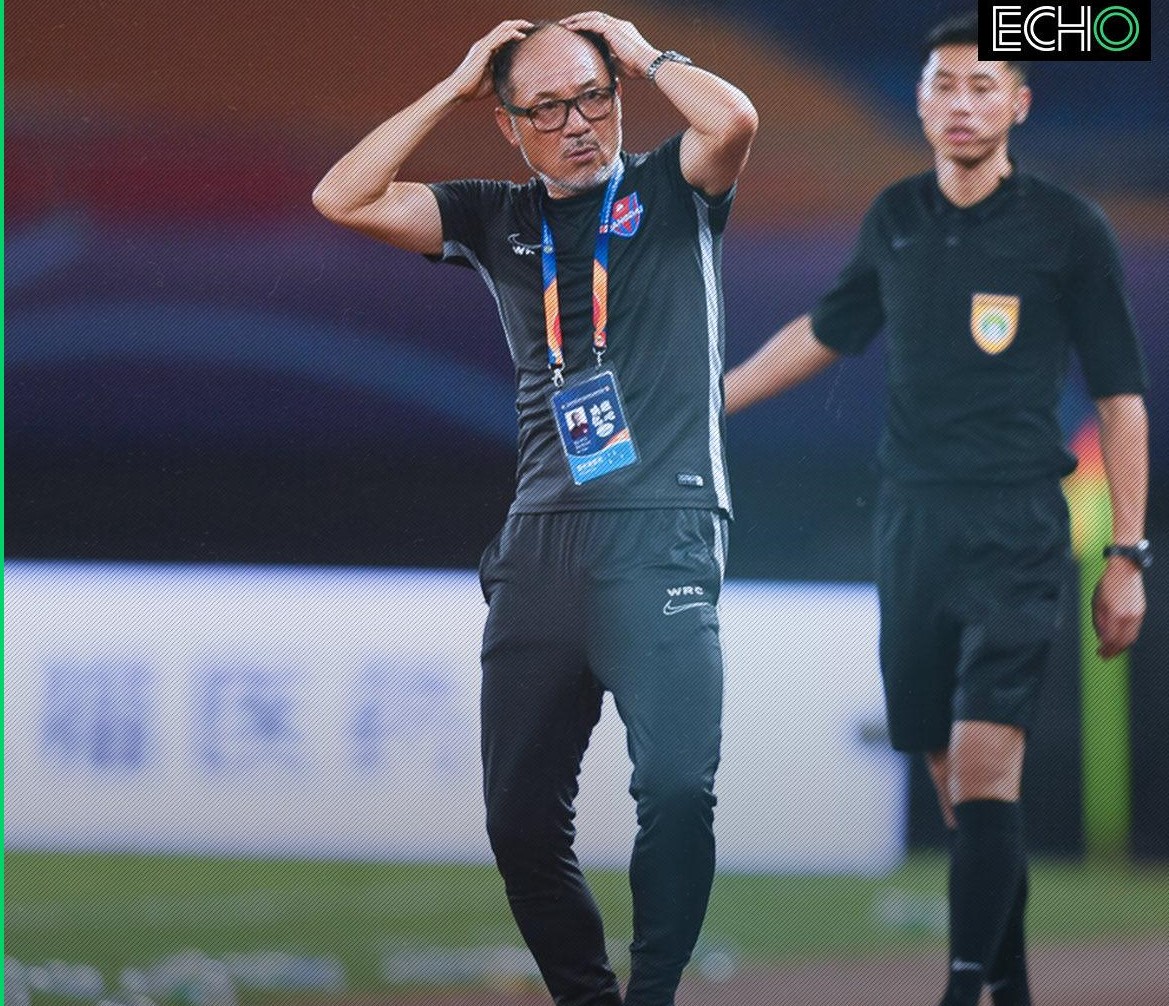 忍俊不禁！高空球把中超主帅帽子砸掉露出秃顶，他急忙用双手捂住