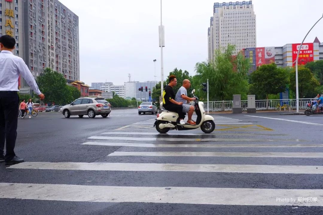 致敬郑州北龙湖,郑州暴雨感人瞬间致敬子弟兵