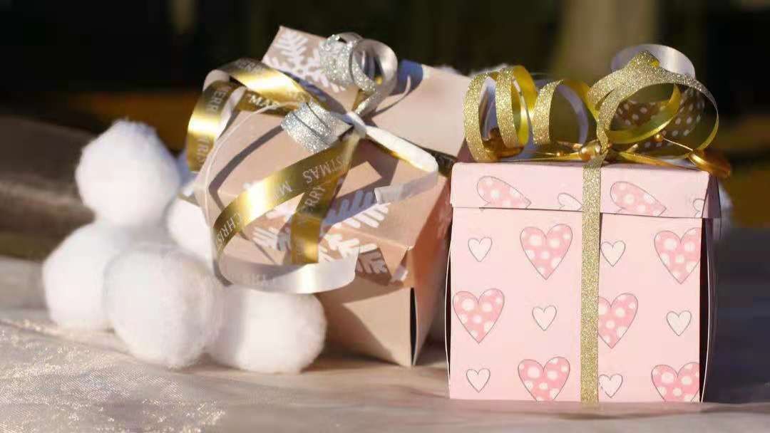 收到礼物是假货该不该明说,收到的礼物是假的要不要明说