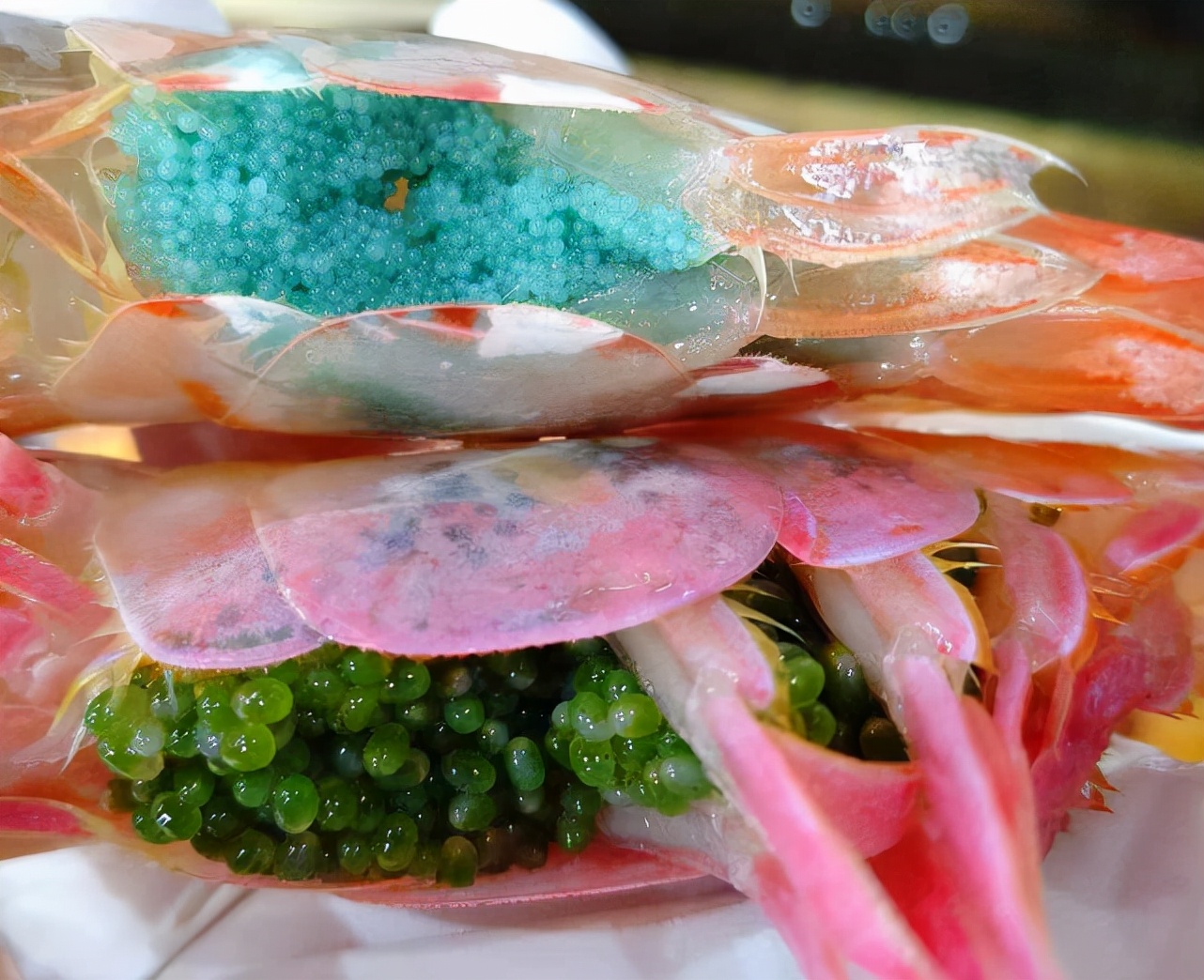 男子吃生腌海鲜,男子吃生虾