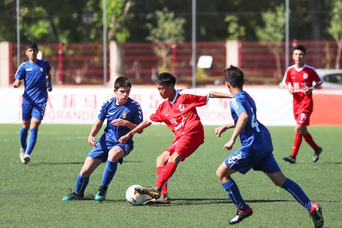 许家印马德里探班青训小球员,许家印讲恒大足球目标