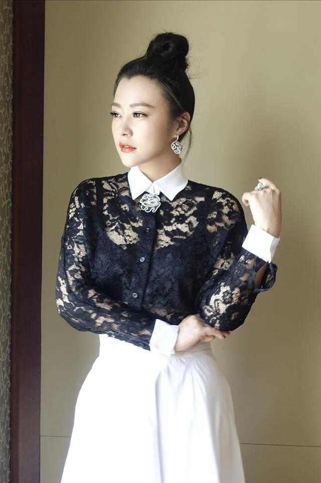 郝蕾蕾丝深v礼服裙,郝蕾穿蕾丝礼服