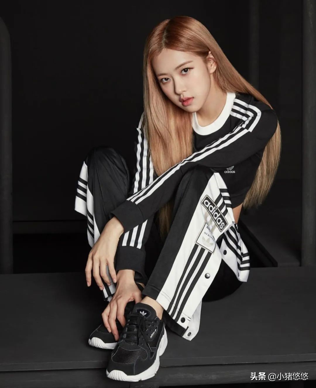 连帽卫衣白色帆布鞋高级穿搭,绿色卫衣配帆布鞋还是老爹鞋