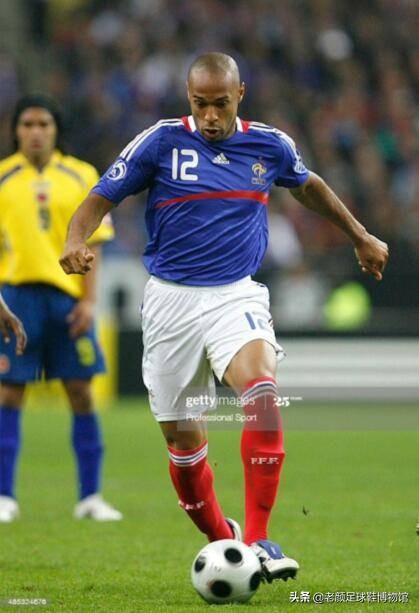 枪王加盟巴萨如愿获得欧冠，生涯唯一污点用手将法国队拍进世界杯