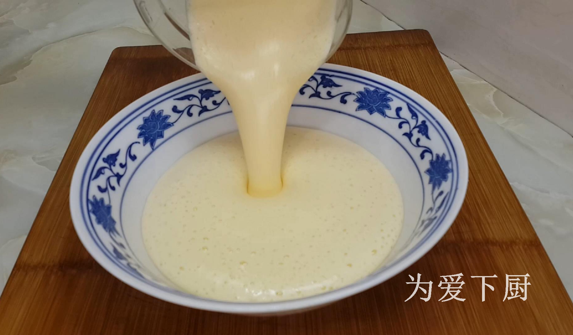 只用牛奶和鸡蛋做蛋糕不用打蛋器,鸡蛋做蛋糕简单不用烤箱