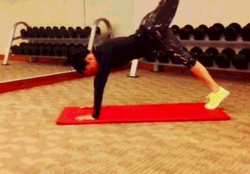 钟丽缇张伦硕人鱼夫妇跳舞视频,54岁钟丽缇穿红色人鱼装