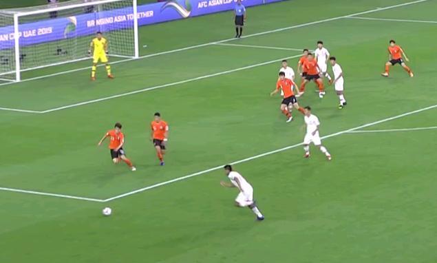 国足大将停球十米远！无人防守竟走神，攻防全隐身唯一贡献是黄牌
