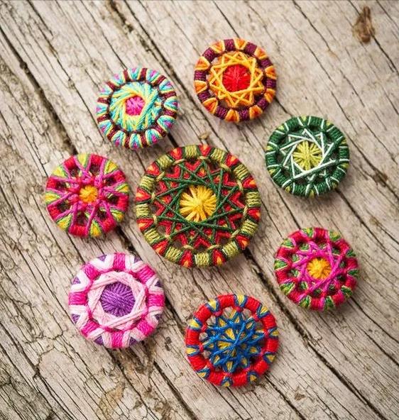 一个圆周边加一点装饰,用彩线做简单的小装饰