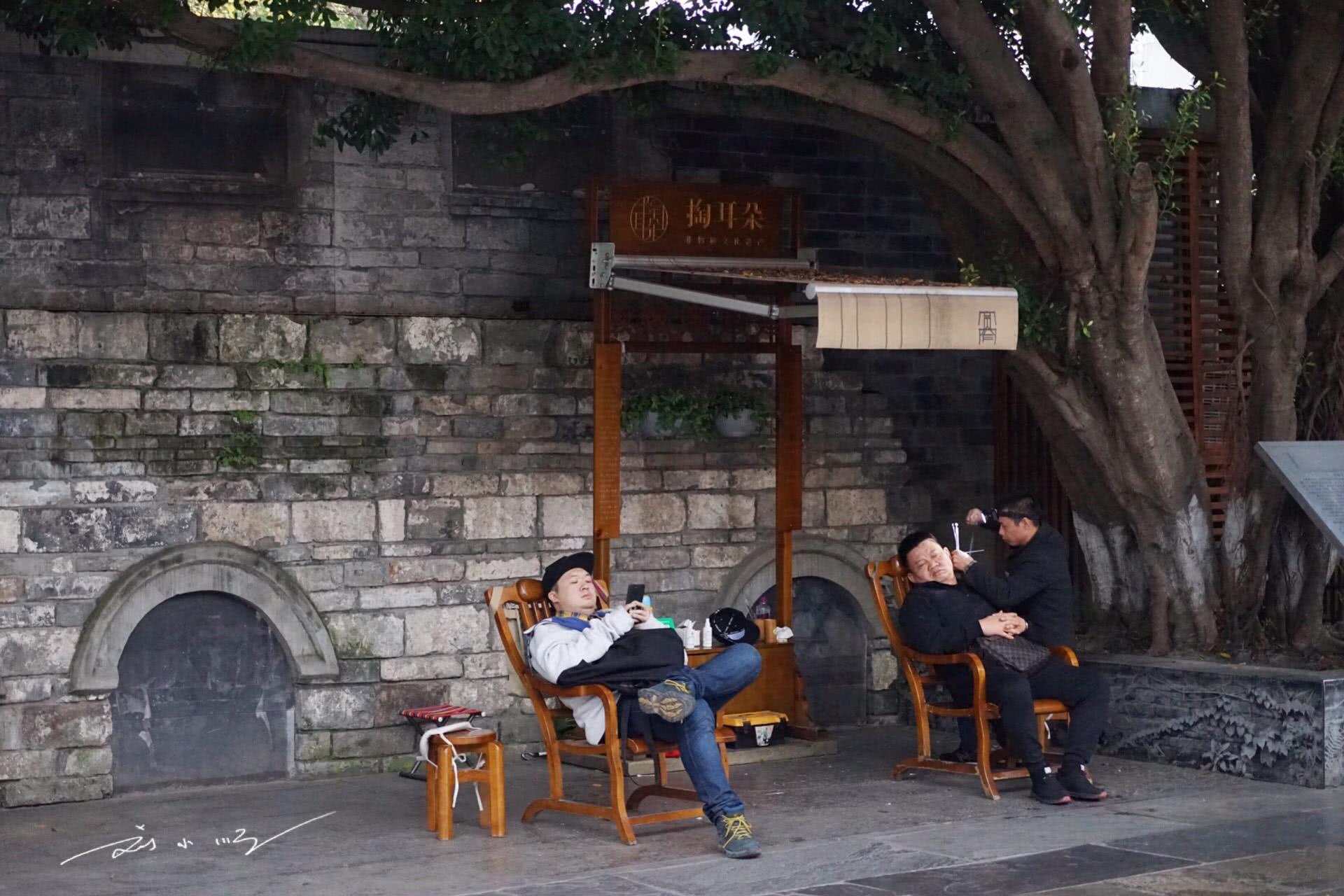 实拍成都最贵的街头服务，10分钟收费100元，游客吐槽：坑人！