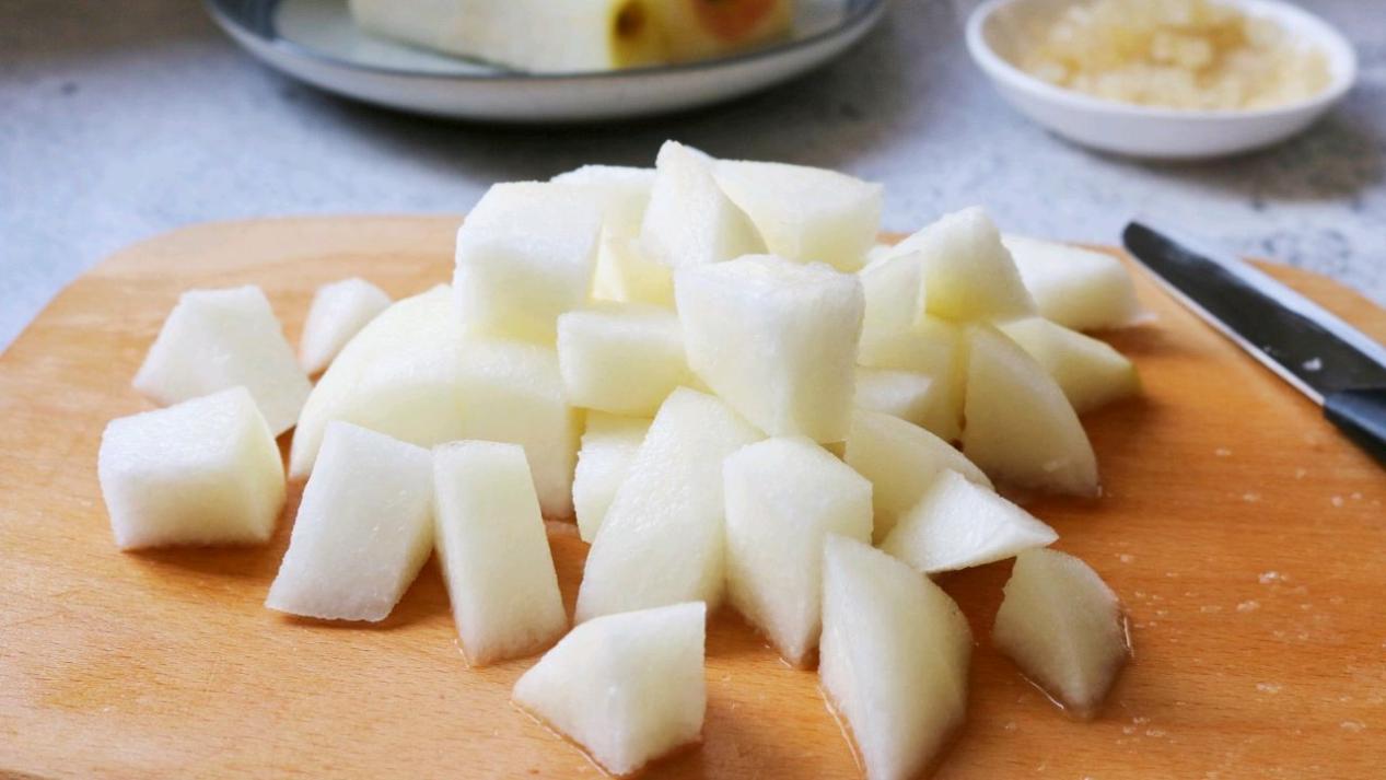 自己做水果糖水，甜甜的味道真好喝，没有添加更健康