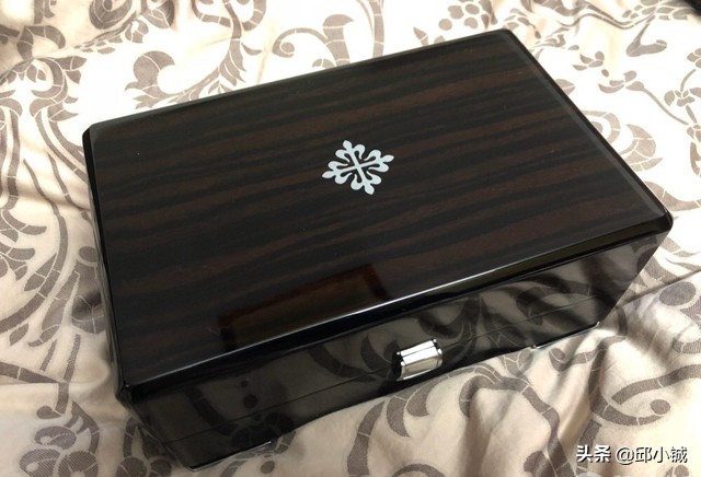 尴尬了!张馨予竟然送给男友一块假的“百达翡丽”