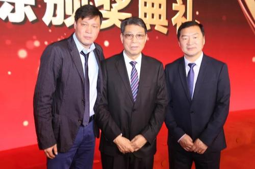 中国足球教练徐根宝简介,国脚看望徐根宝