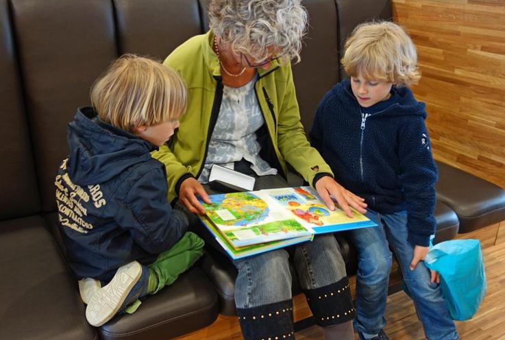 贵妇扮公主哄娃娃,爷爷扮成公主哄孙女