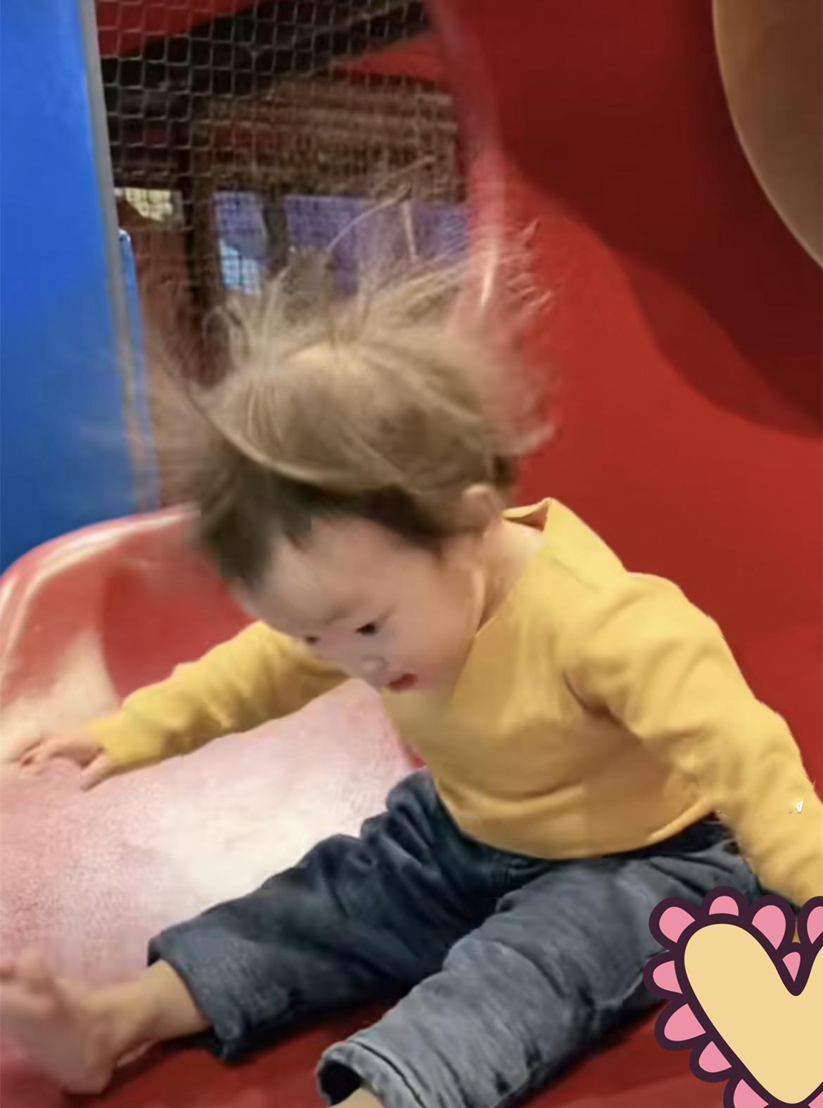 宝宝玩滑滑梯摔下来,宝宝玩滑梯倒着下来